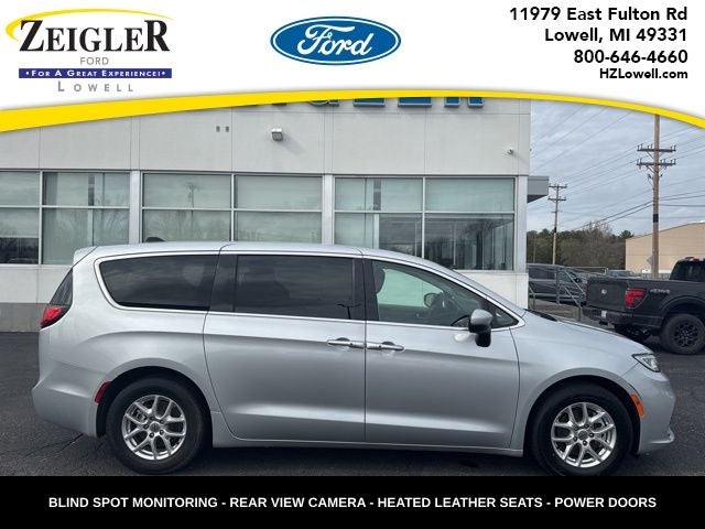 2023 Chrysler Pacifica Touring L's photo
