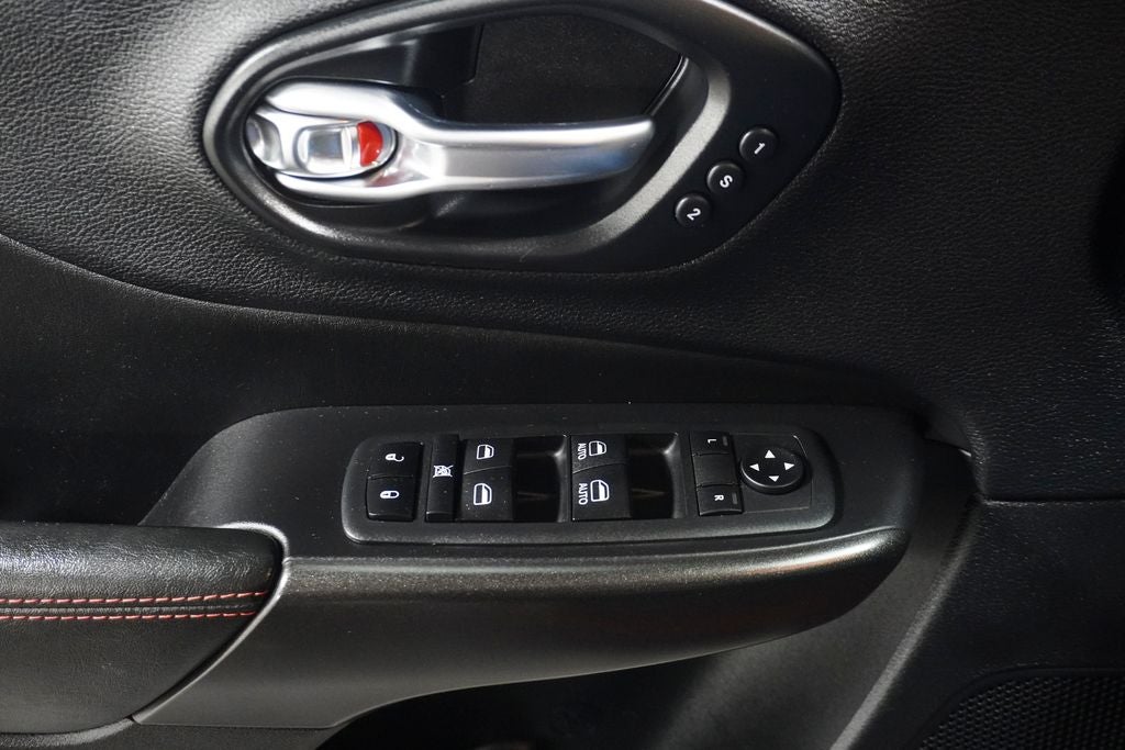 2020 Jeep Cherokee Trailhawk Navigation System & Full Sunroof