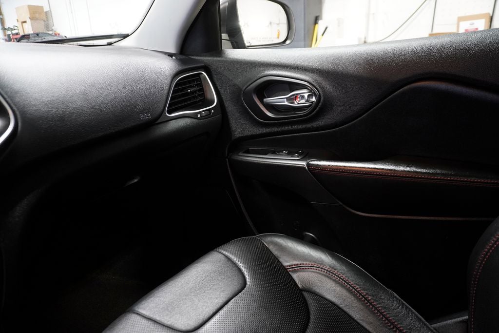 2020 Jeep Cherokee Trailhawk Navigation System & Full Sunroof