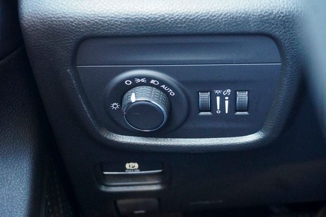 2023 Jeep Grand Cherokee Altitude ParkView Rear Back-Up Camera & Radio: Uconnect 5 w