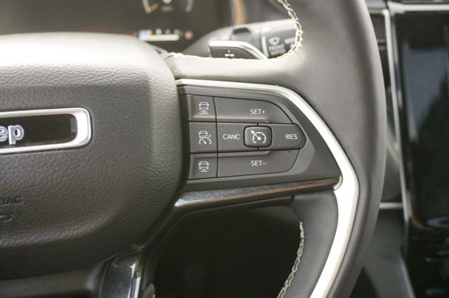 2023 Jeep Grand Cherokee Altitude X Power Sunroof & Radio: Uconnect 5 w/8.4" Display &