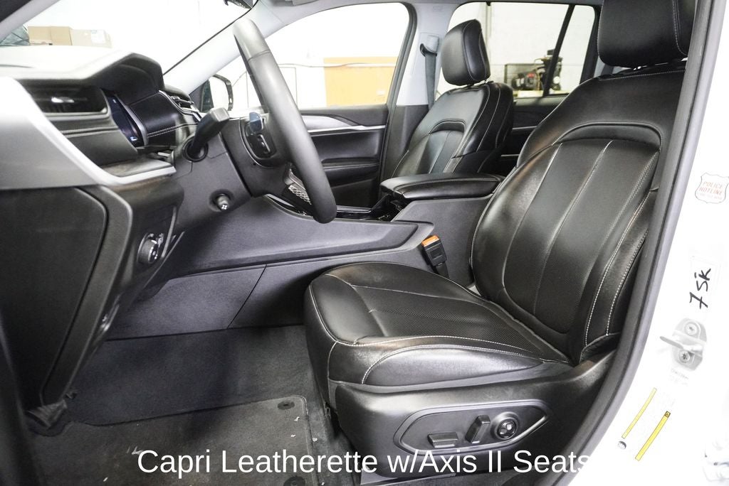 2023 Jeep Grand Cherokee Limited Blackout Package with Navigation