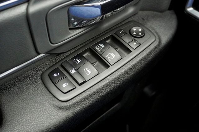 2022 RAM 1500 Classic SLT ParkView Rear Back-Up Camera & Integrated Voice Co