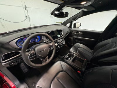 2025 Chrysler Pacifica Select Radio: Uconnect 5 with 10.1" Display