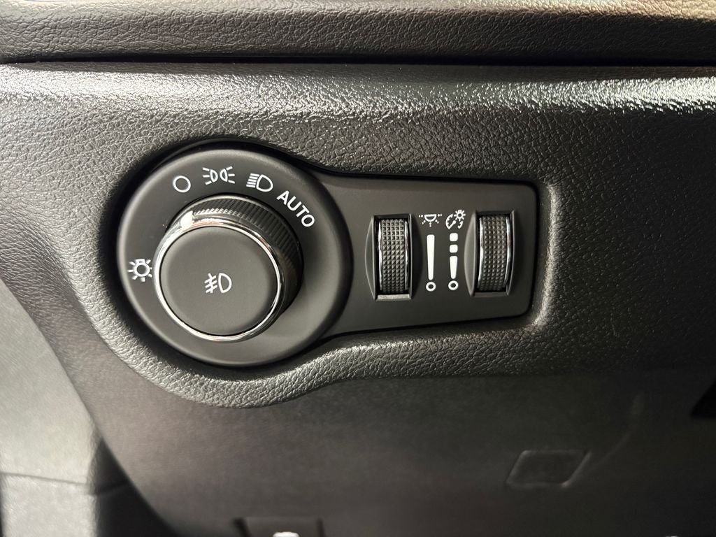 2025 Chrysler Pacifica Select Radio: Uconnect 5 with 10.1" Display