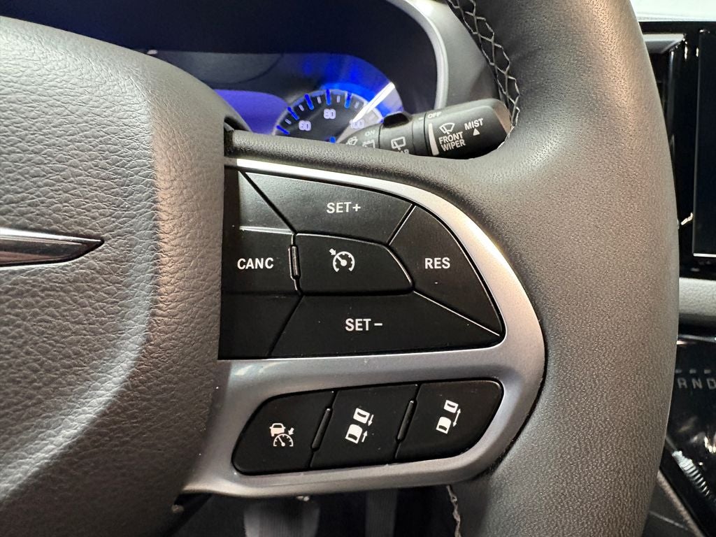 2025 Chrysler Pacifica Select Radio: Uconnect 5 with 10.1" Display