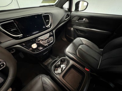 2025 Chrysler Pacifica Select Radio: Uconnect 5 with 10.1" Display