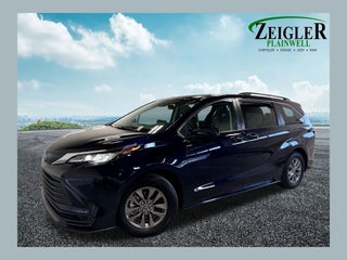 2023 Toyota Sienna LE 8 Passenger