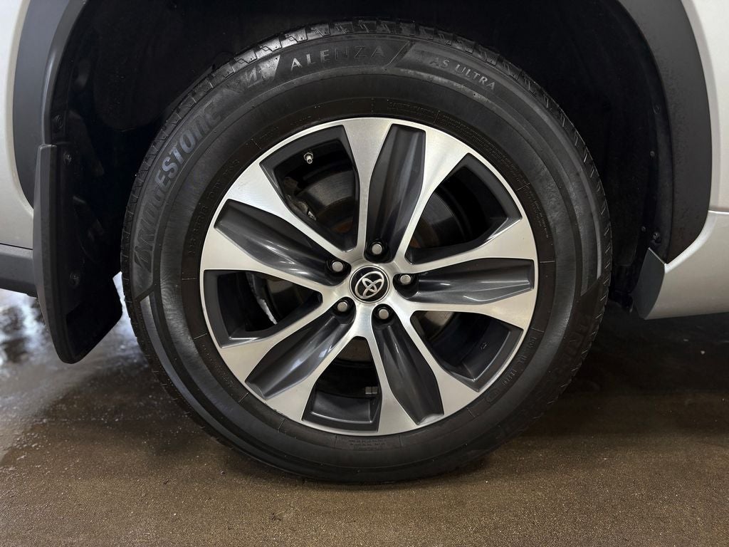 2022 Toyota Highlander Hybrid XLE Power moonroof