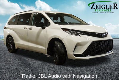 2025 Toyota Sienna XSE Power moonroof & Navigation System