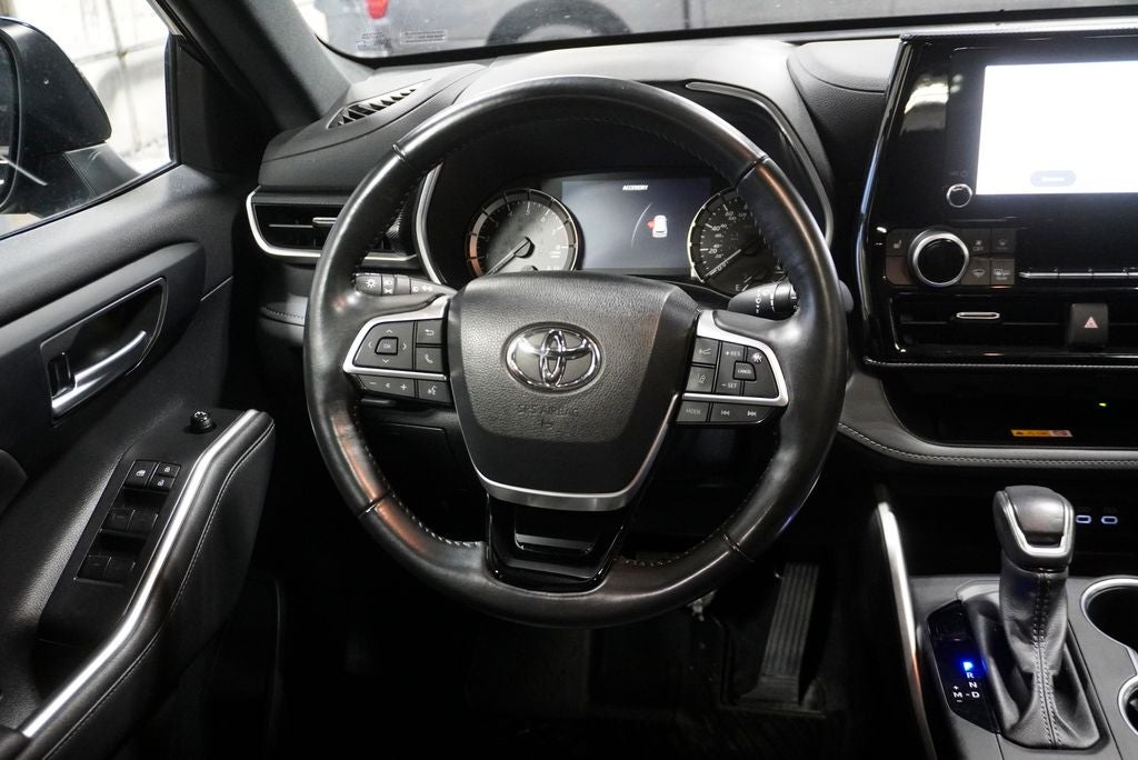 2023 Toyota Highlander XSE Power moonroof & Navigation