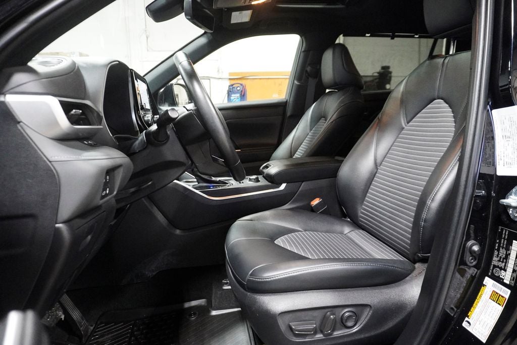 2023 Toyota Highlander XSE Power moonroof & Navigation