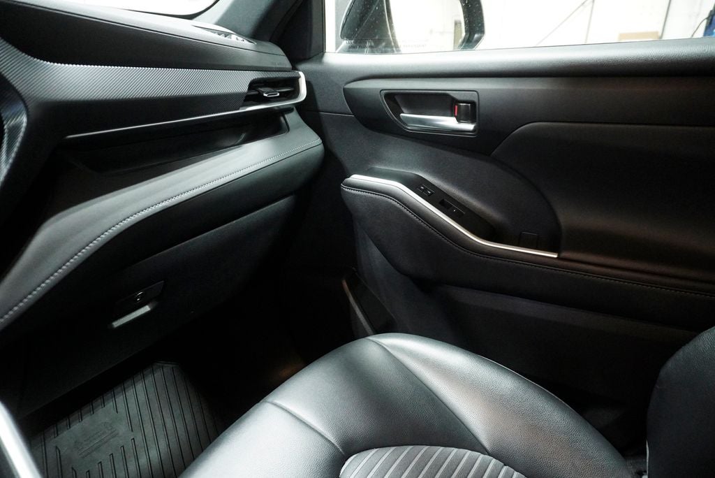 2023 Toyota Highlander XSE Power moonroof & Navigation