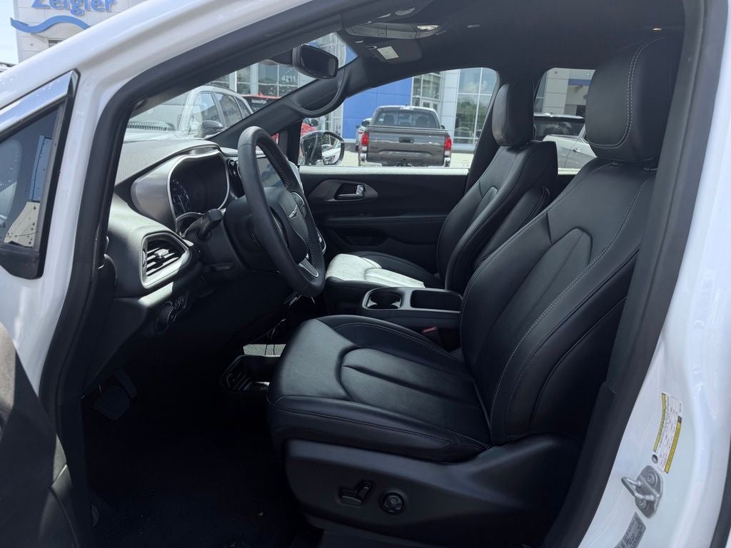 2025 Chrysler Pacifica Select * Certified Pre-Owned *