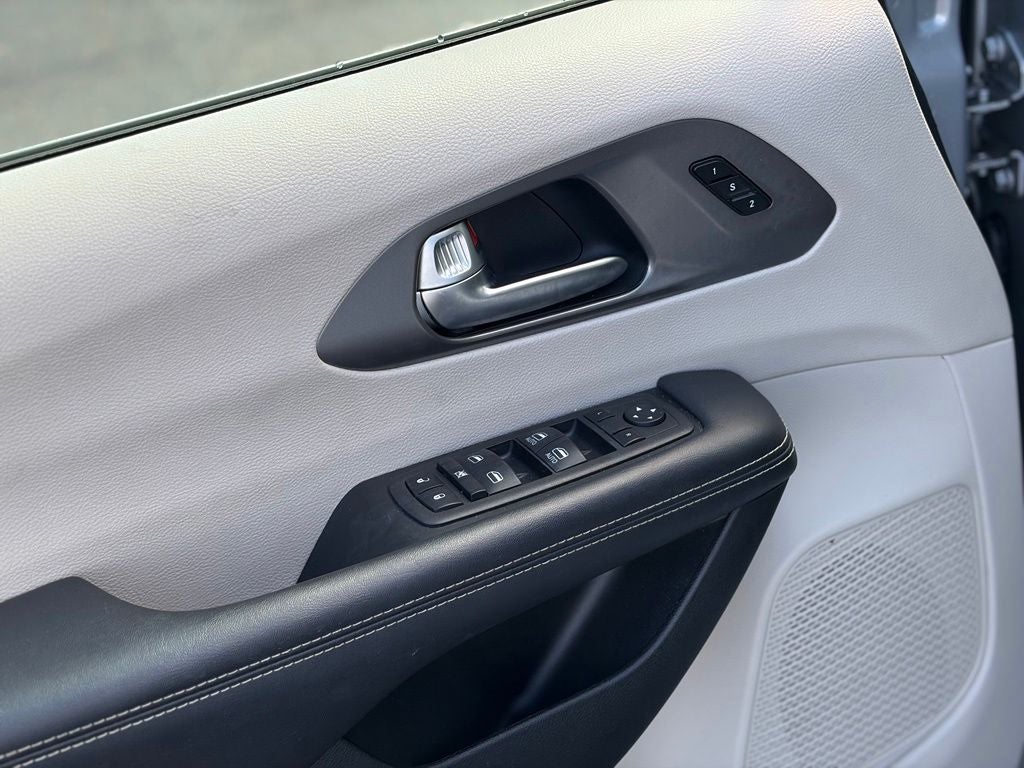 2023 Chrysler Pacifica Touring L * Certified Pre-Owned *