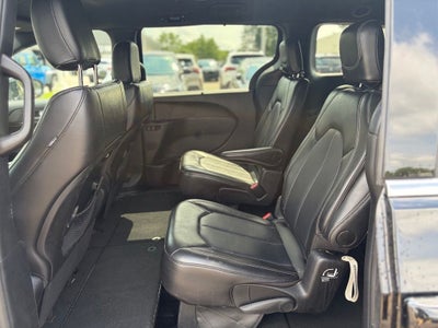 2025 Chrysler Pacifica Select * Certified Pre-Owned *