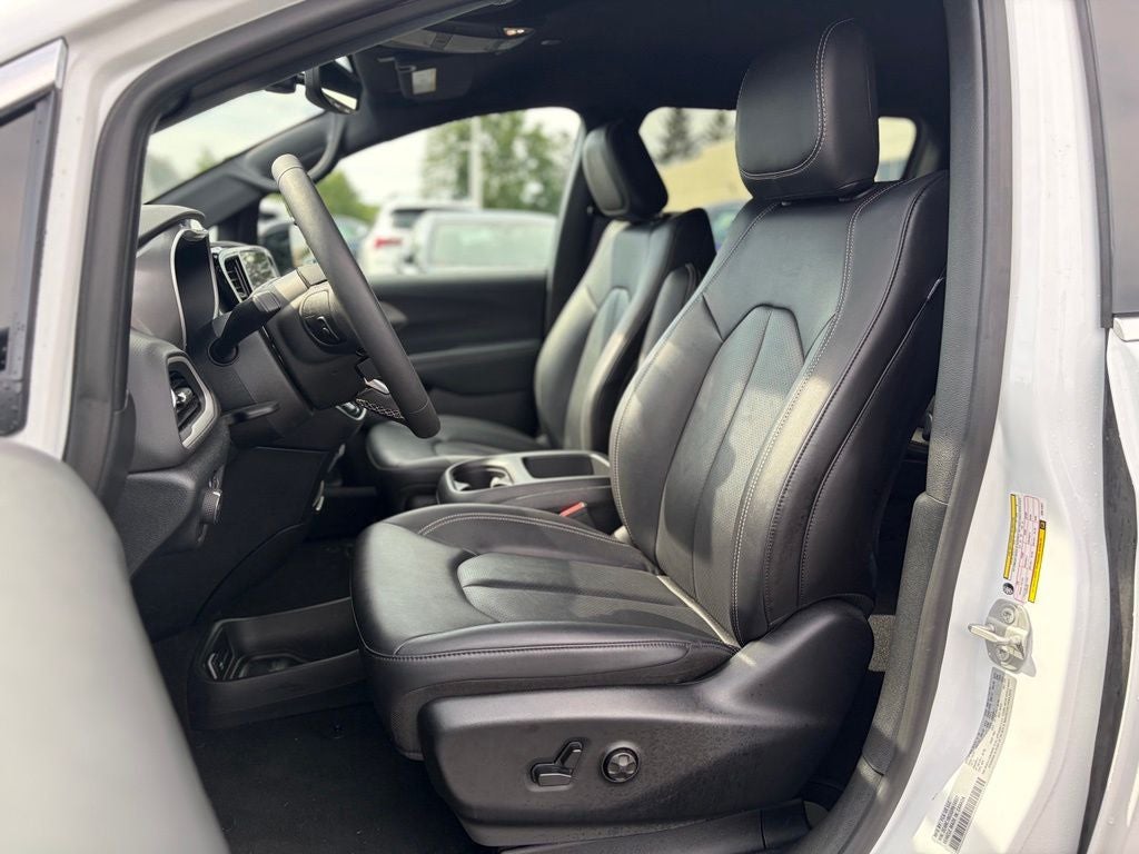 2025 Chrysler Pacifica Select * Certified Pre-Owned *