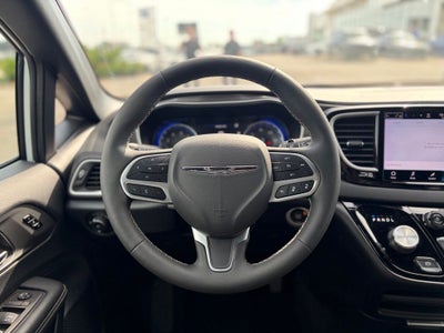 2025 Chrysler Pacifica Select * Certified Pre-Owned *