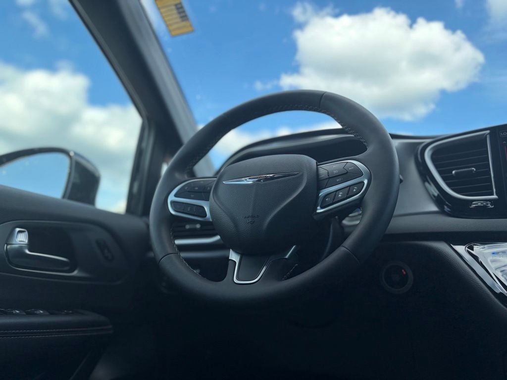 2025 Chrysler Pacifica Select * Certified Pre-Owned *