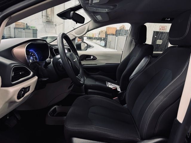 2024 Chrysler Voyager LX