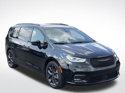 2025 Chrysler Pacifica Limited * Certified Pre-Owned *