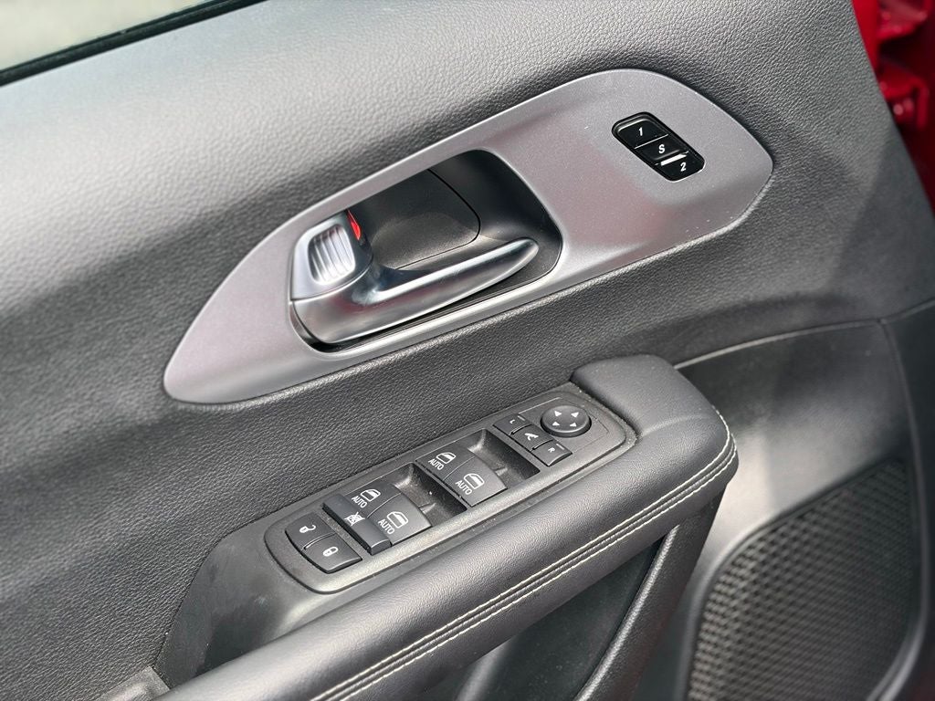 2025 Chrysler Pacifica Limited * Certified Pre-owned *