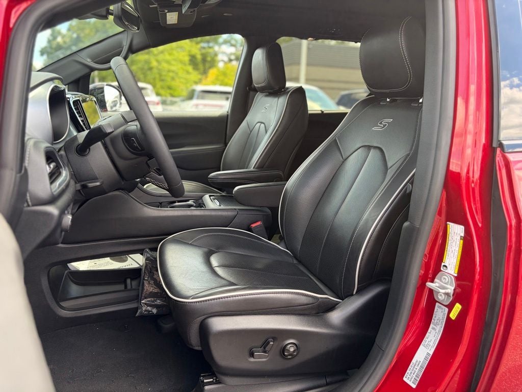 2025 Chrysler Pacifica Limited * Certified Pre-owned *