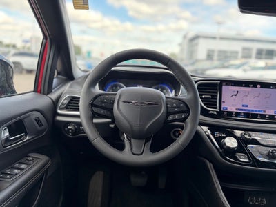 2025 Chrysler Pacifica Limited * Certified Pre-owned *