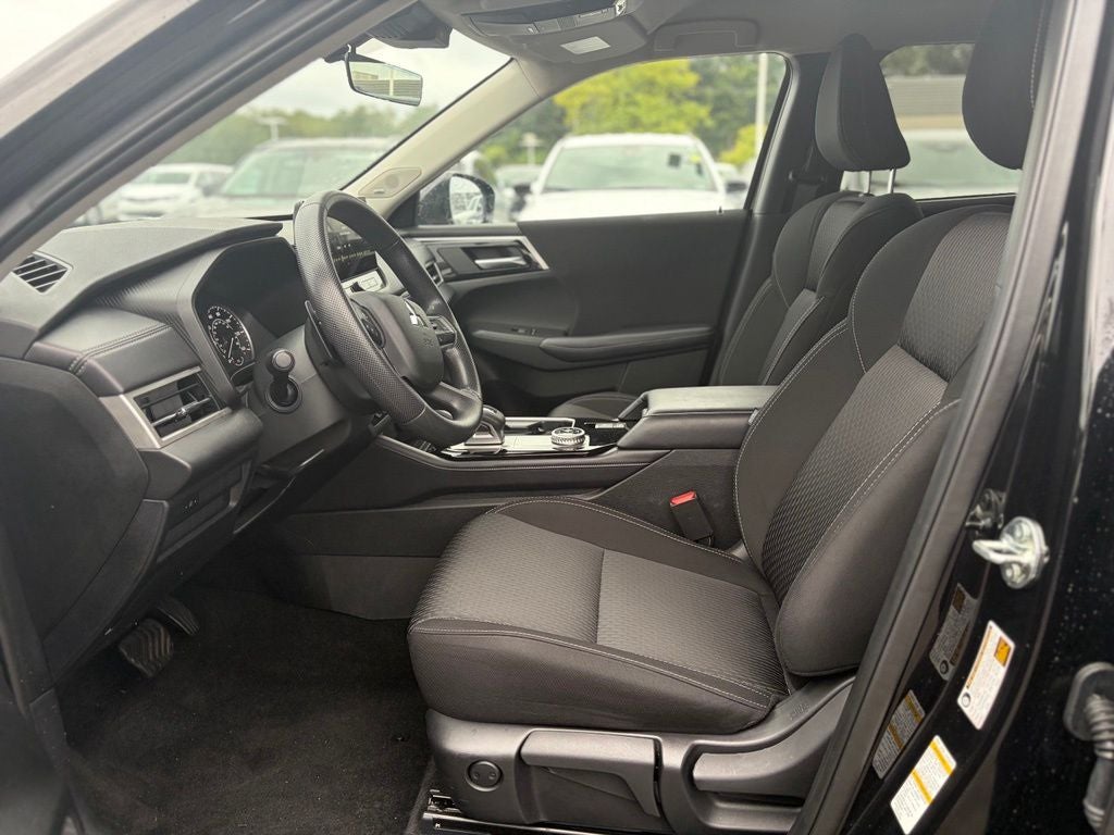 2025 Mitsubishi Outlander ES