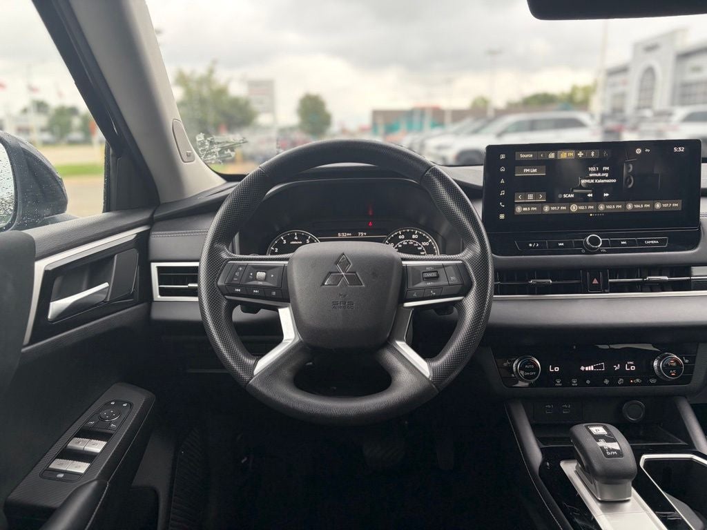 2025 Mitsubishi Outlander ES